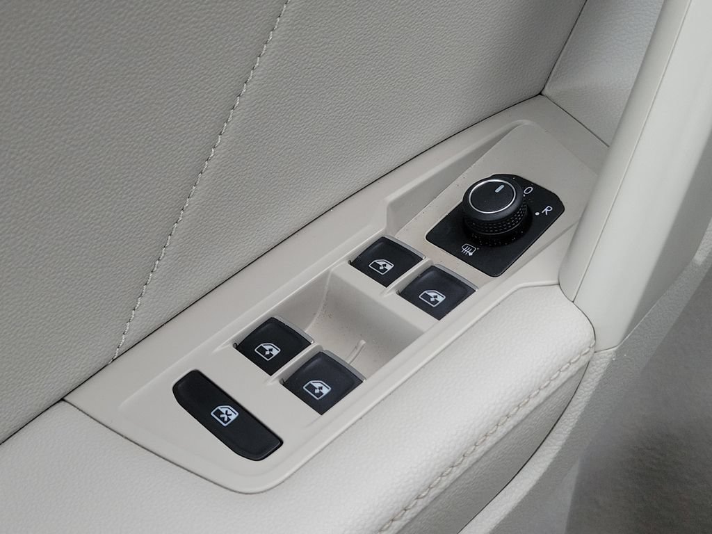 Certified 2023 Volkswagen Tiguan SE R-Line FWD image 29