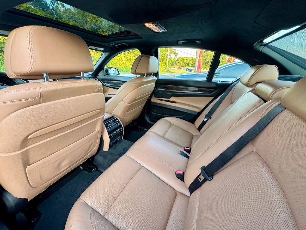 Used 2015 BMW 750i xDrive image 9