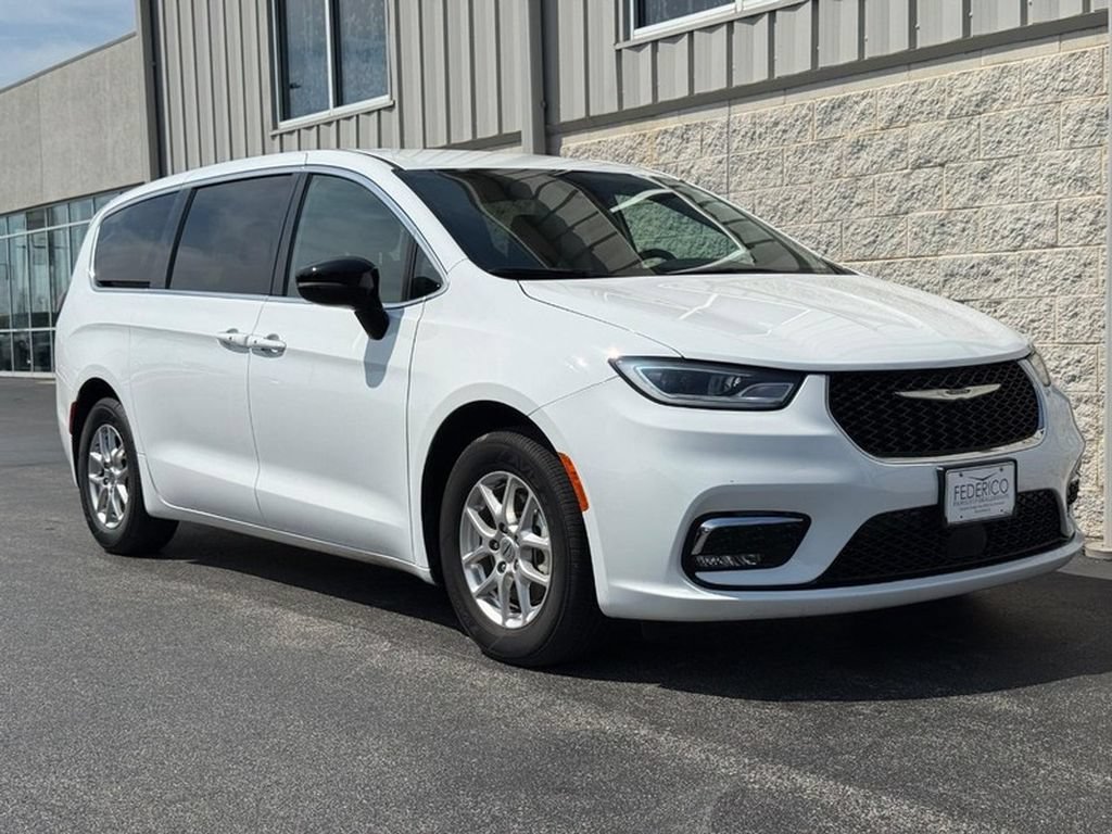 Used 2025 Chrysler Pacifica Select FWD image 3