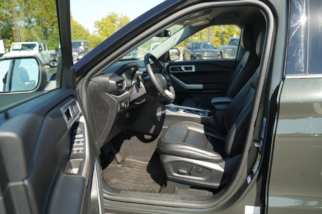 Used 2024 Ford Explorer XLT w/ Equipment Group 202A AWD/4WD image 13