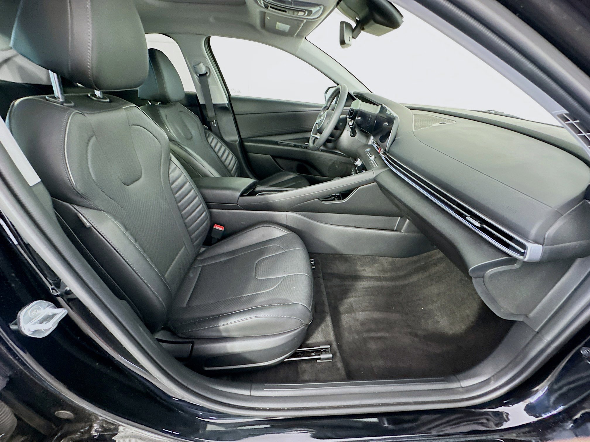 Used 2023 Hyundai Elantra Limited w/ Cargo Package image 31