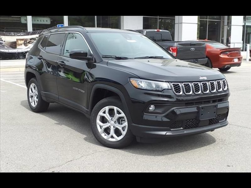 Used 2024 Jeep Compass Latitude AWD/4WD image 2