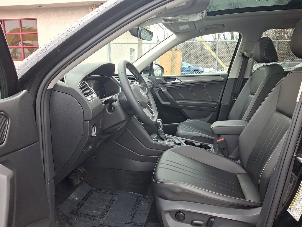 Certified 2022 Volkswagen Tiguan SE w/ Panoramic Sunroof Package image 13