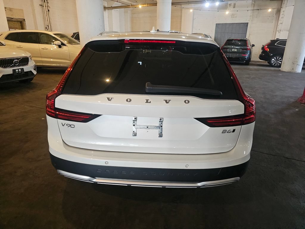 Certified 2025 Volvo V90 B6 Cross Country Plus AWD/4WD image 3