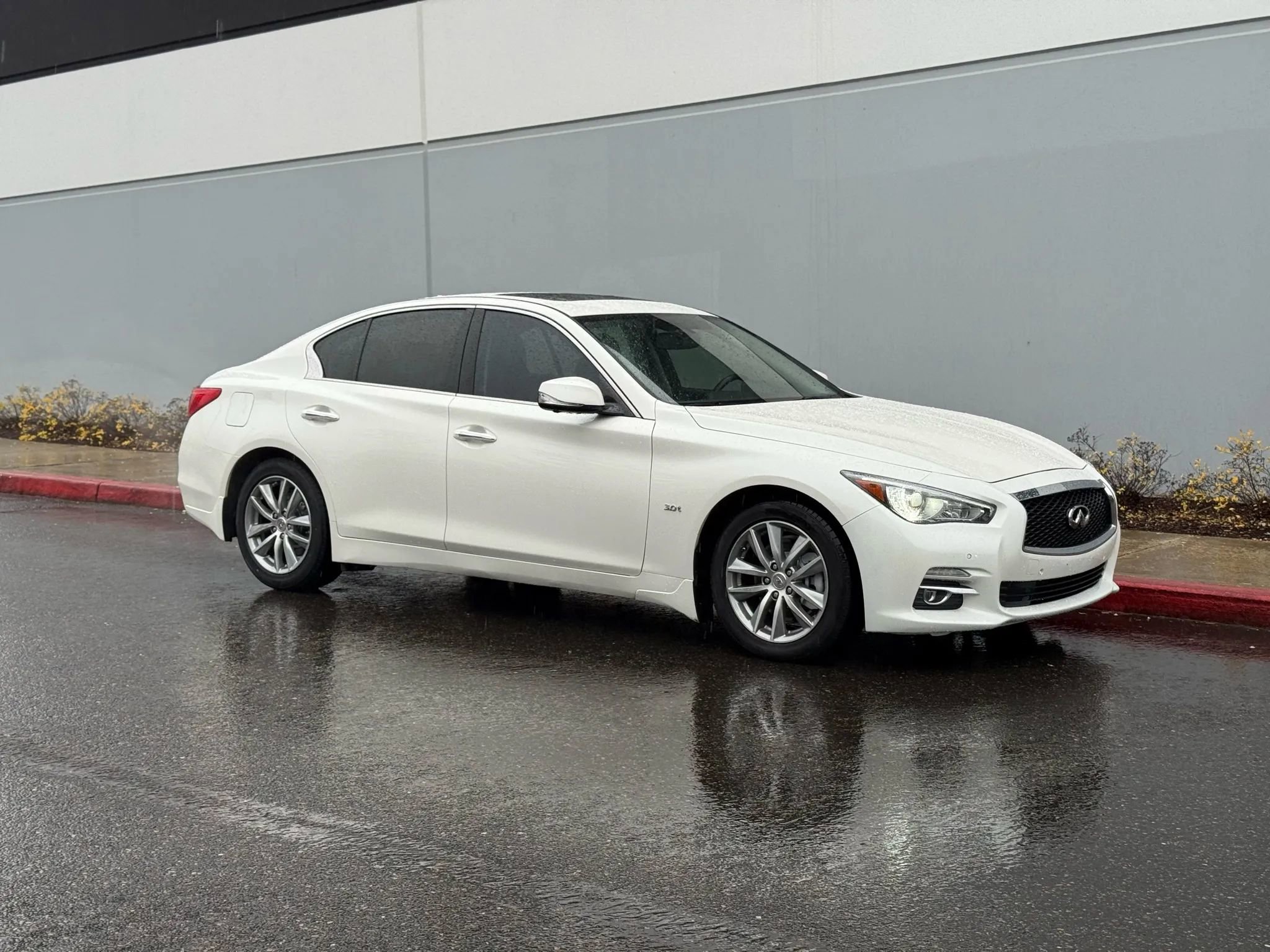 Used 2016 INFINITI Q50 3.0t Premium w/ Driver Assistance Package image 5