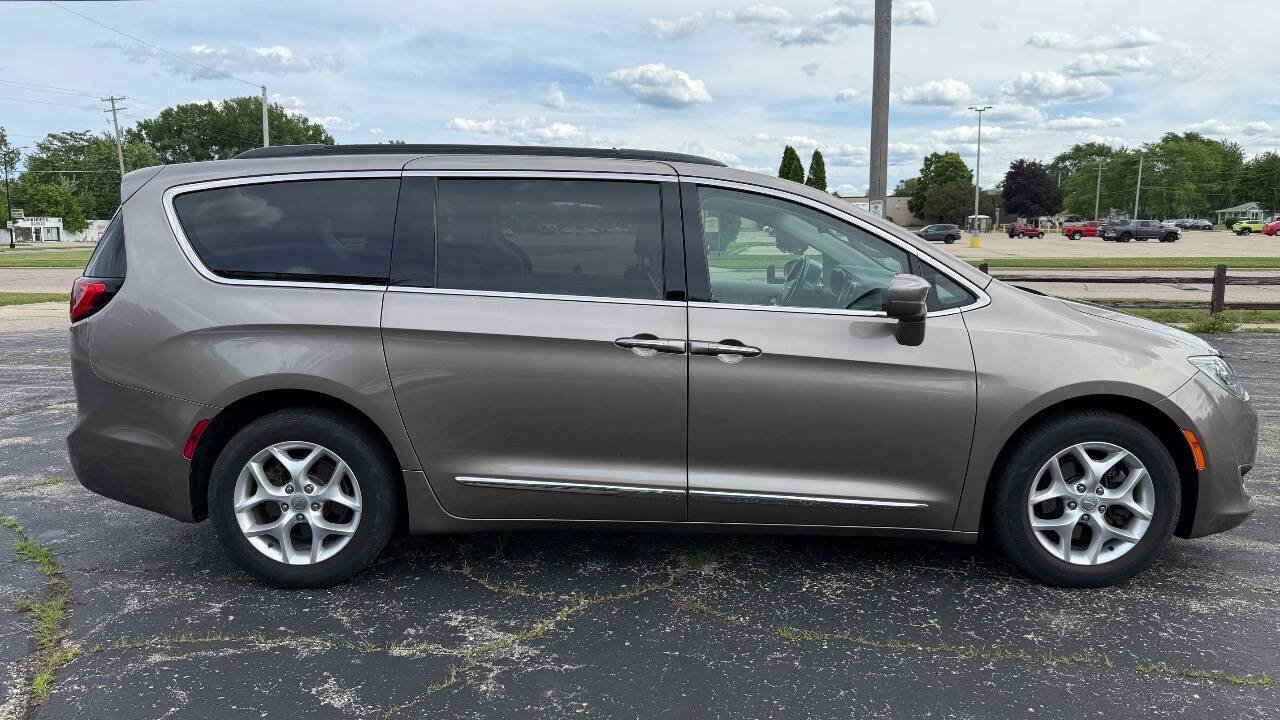 Used 2017 Chrysler Pacifica Touring-L w/ Tire & Wheel Group FWD image 7