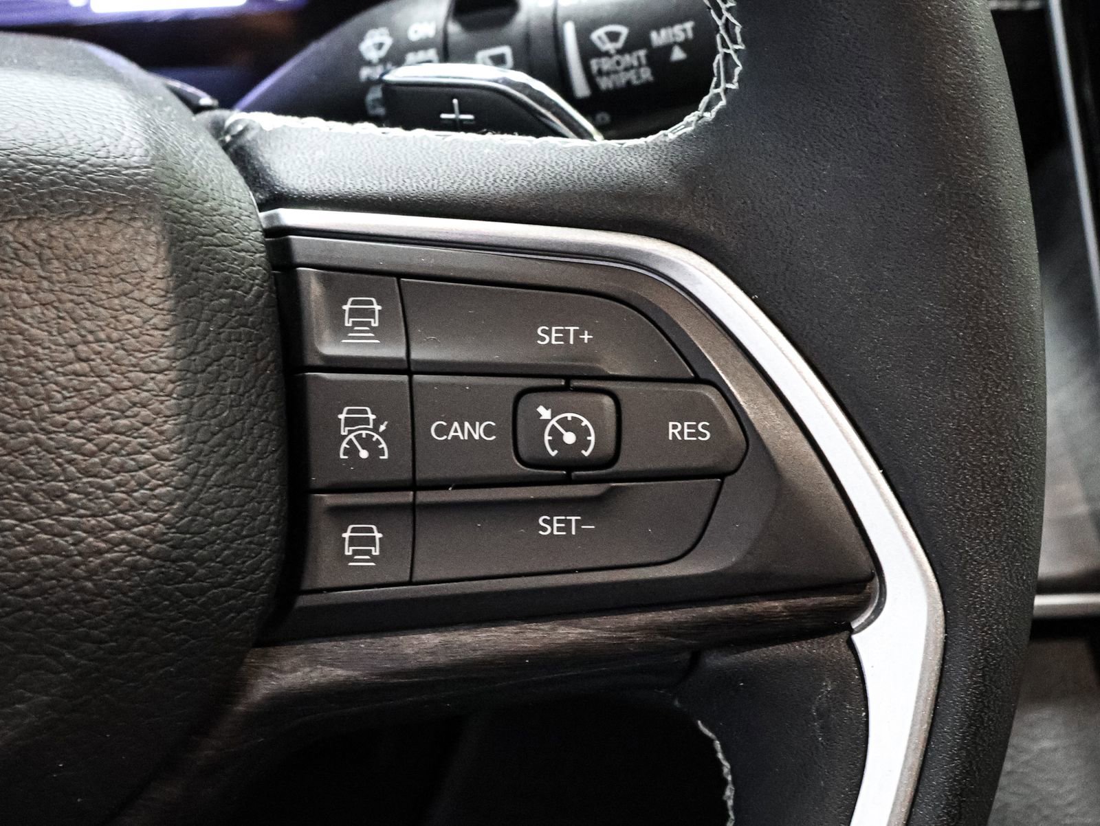 Used 2023 Jeep Grand Cherokee L Limited w/ Black Appearance Package image 35