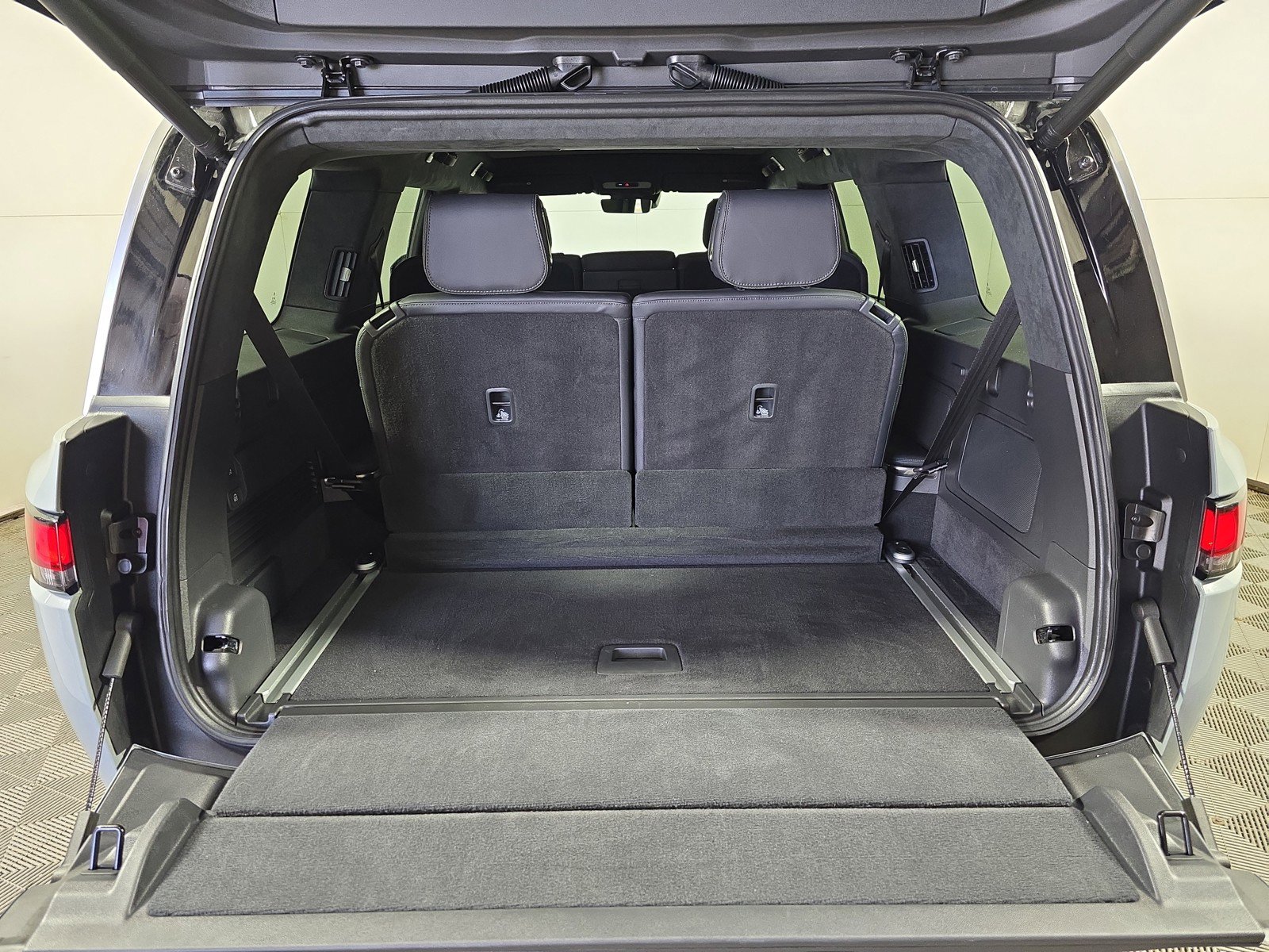 Used 2024 Rivian R1S Adventure image 15