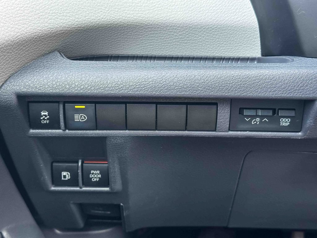 Used 2023 Toyota Sienna LE FWD image 35