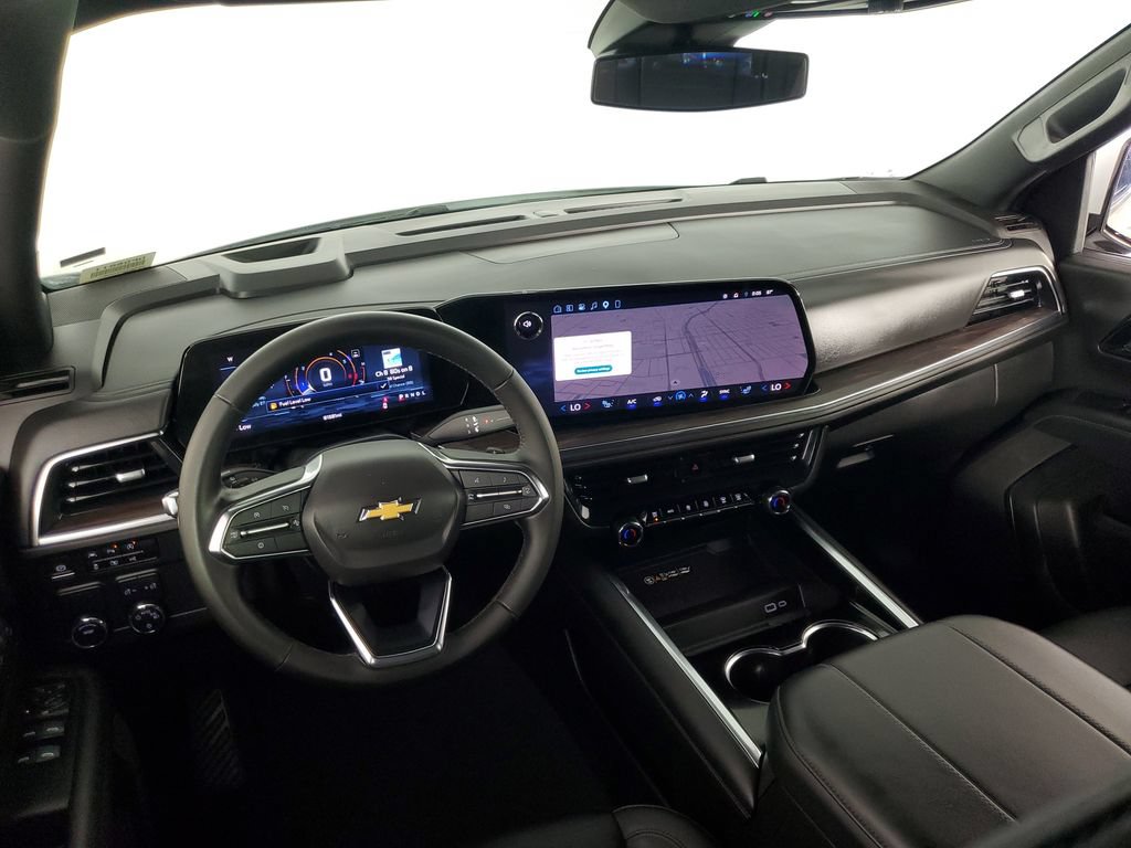 Used 2025 Chevrolet Suburban LT RWD image 14