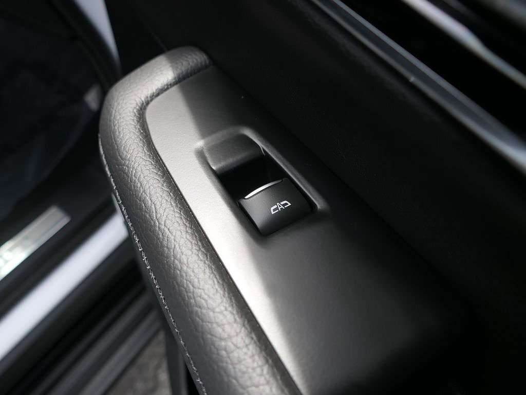 Used 2025 GMC Yukon XL Denali RWD image 23