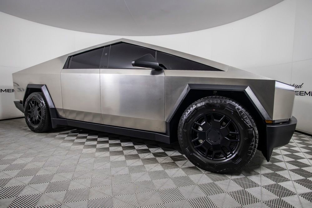 Used 2024 Tesla Cybertruck AWD Crew Cab image 2