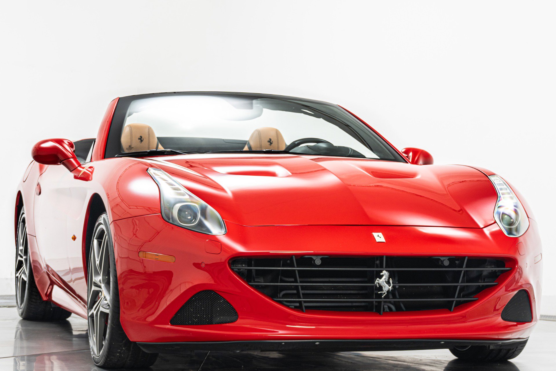 Used 2016 Ferrari California T image 3