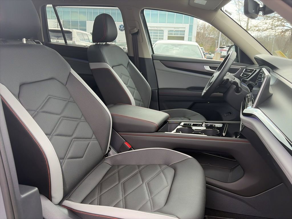 Used 2025 Volkswagen Atlas Peak Edition SE AWD/4WD image 30
