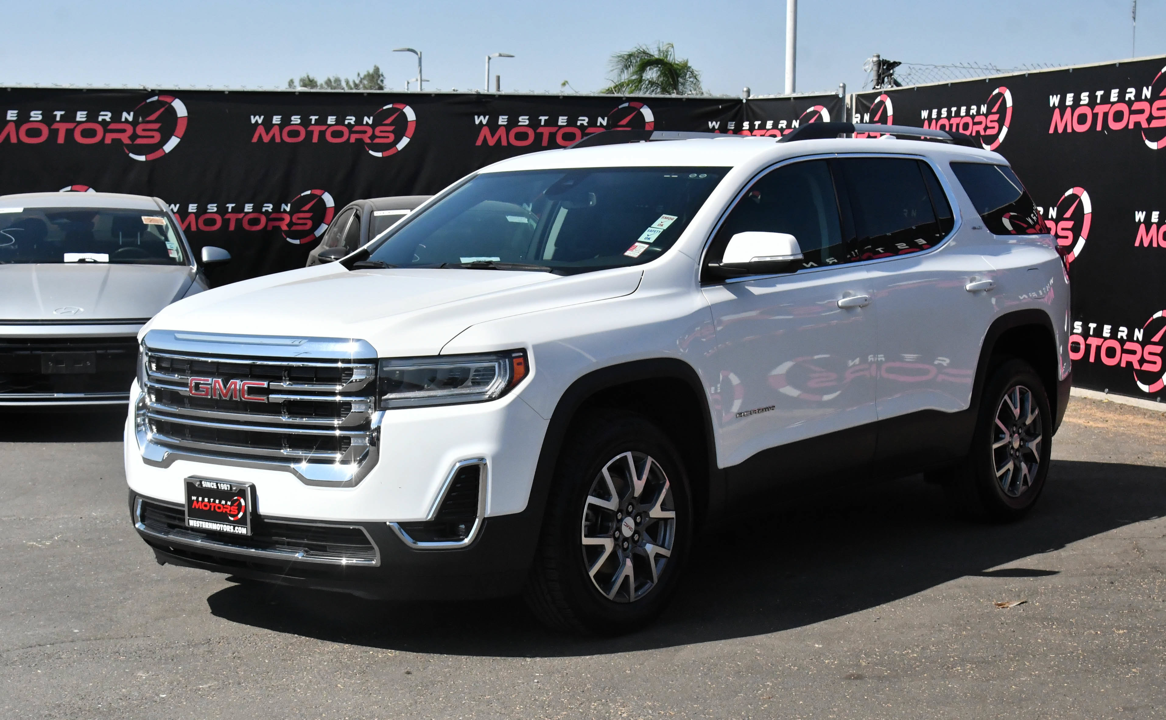 Used 2023 GMC Acadia SLT FWD image 3