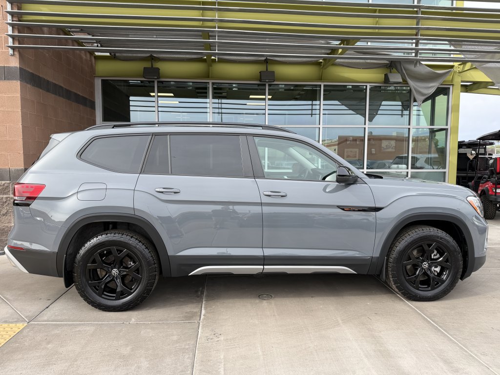 Used 2024 Volkswagen Atlas Peak Edition SEL AWD/4WD image 9
