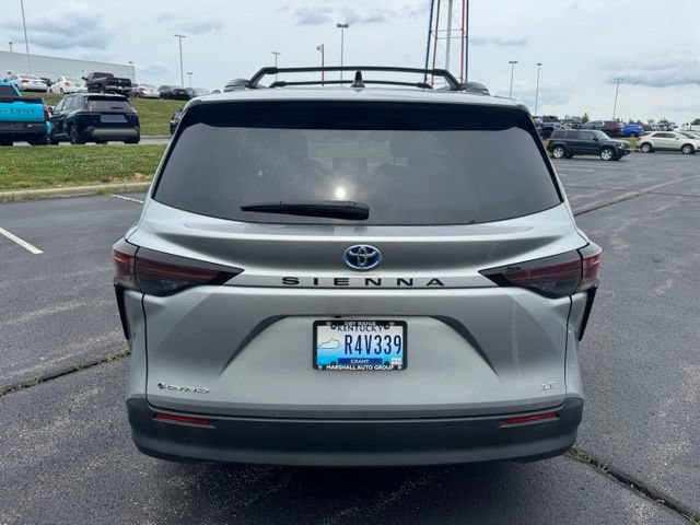 Used 2025 Toyota Sienna LE AWD/4WD image 4