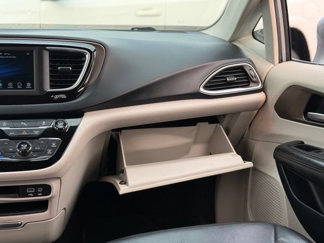 Used 2019 Chrysler Pacifica Touring-L FWD image 30