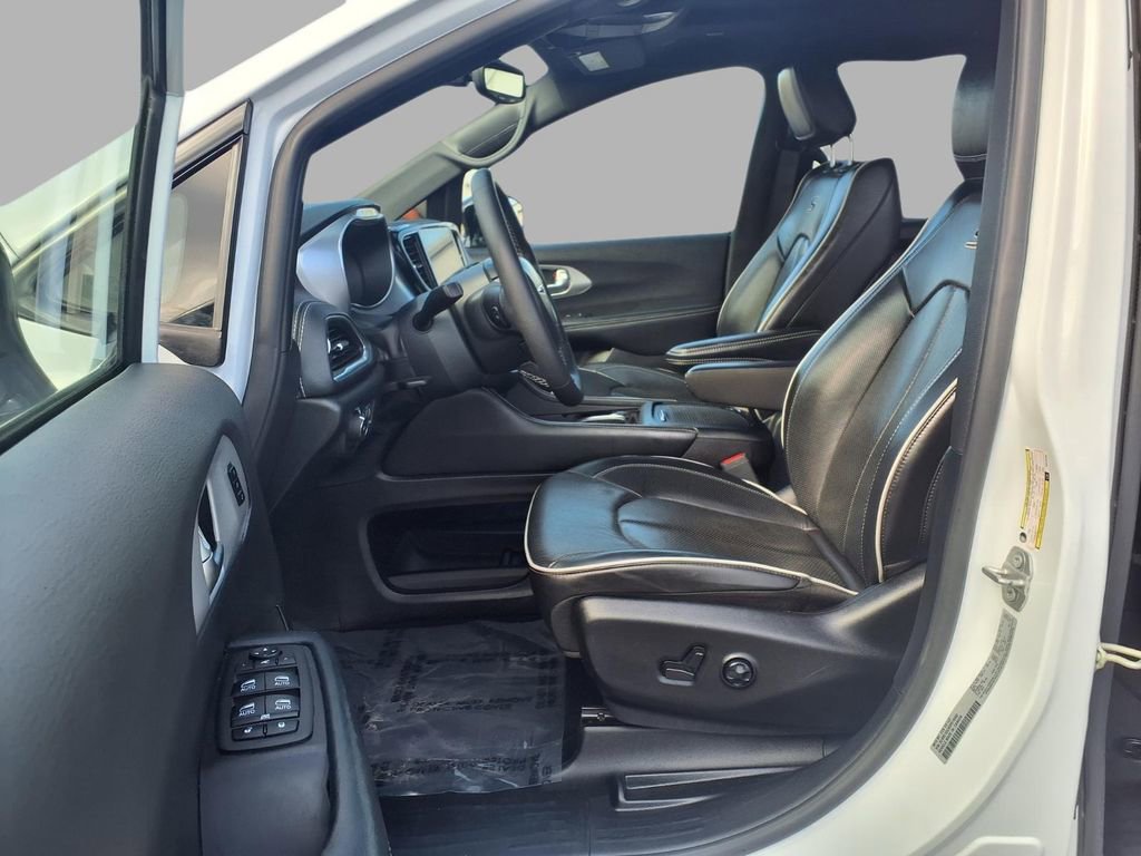 Certified 2025 Chrysler Pacifica Limited image 22
