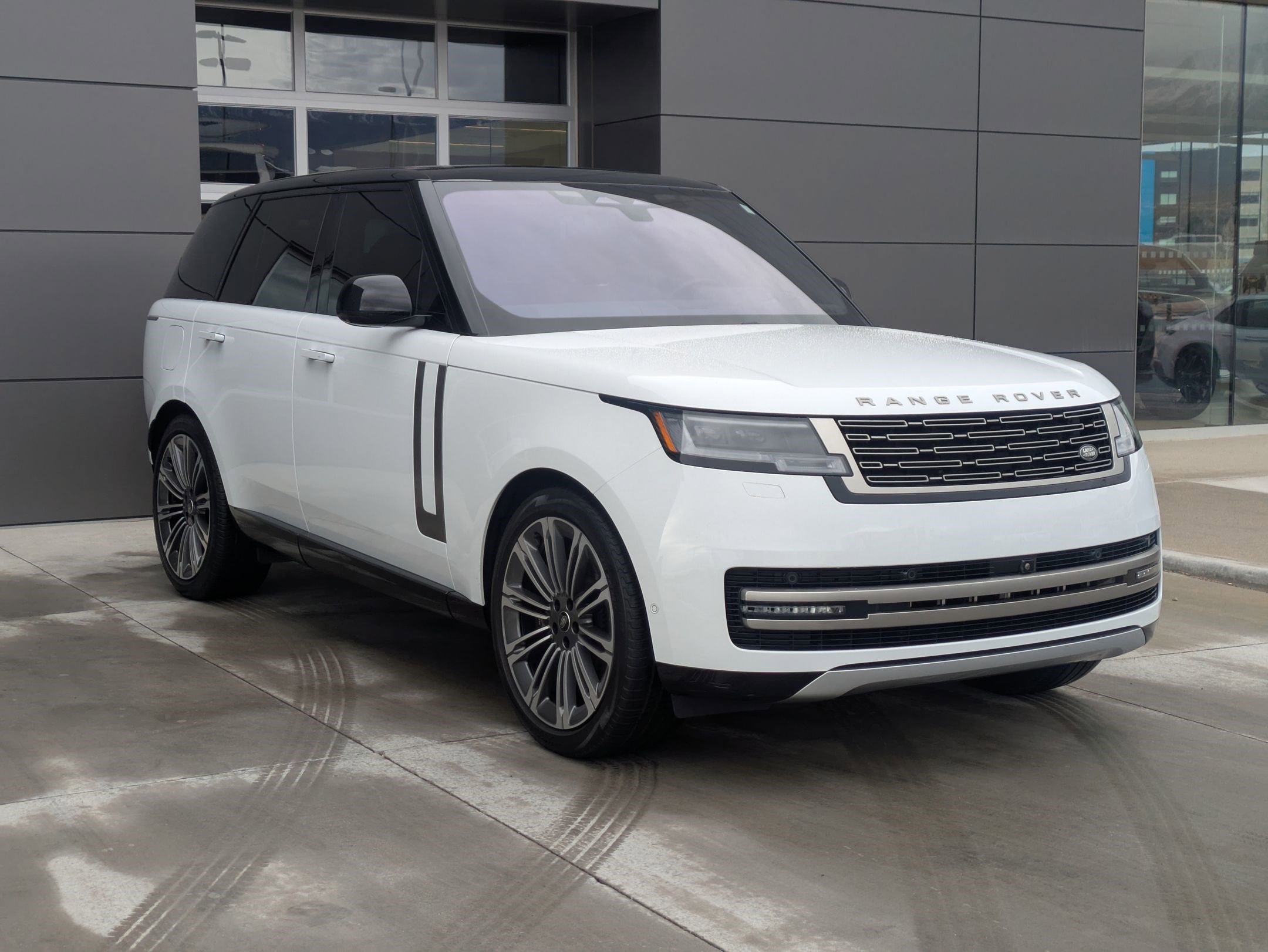 Certified 2023 Land Rover Range Rover SE image 3