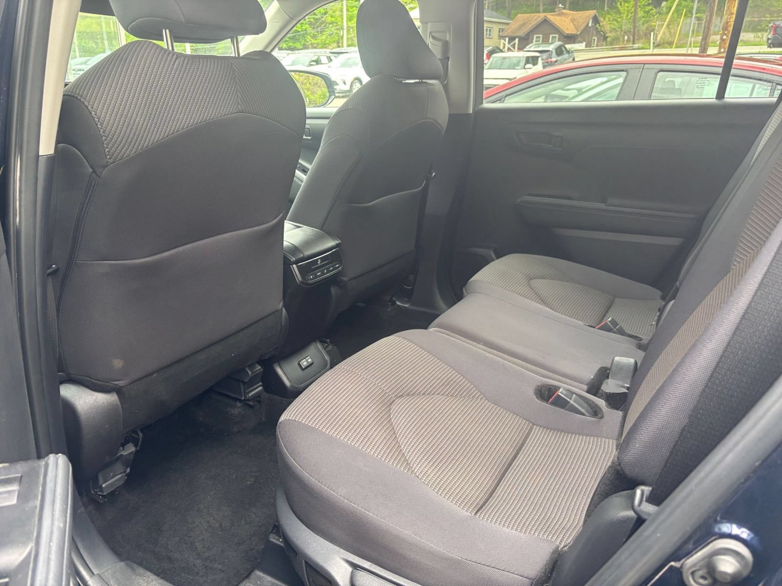 Used 2025 Toyota Highlander LE FWD image 40