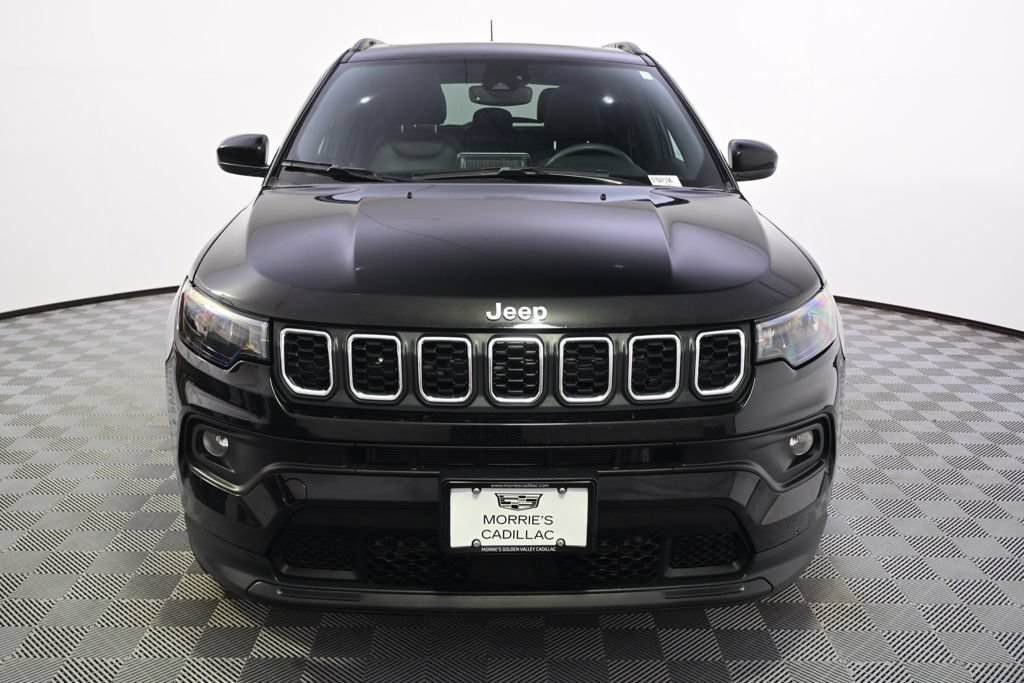 Used 2025 Jeep Compass Latitude w/ Sun & Sound Group AWD/4WD image 8