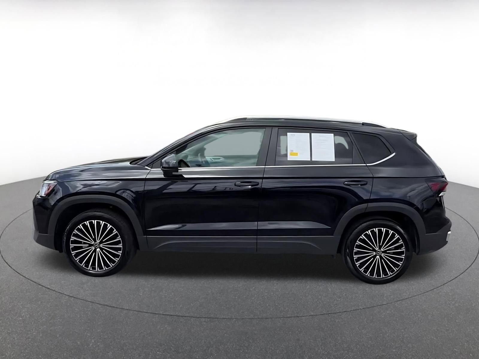 Used 2025 Volkswagen Taos SE FWD image 9
