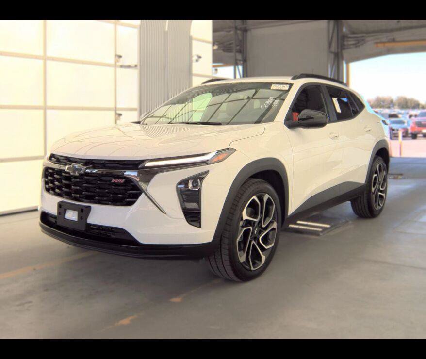 Used 2025 Chevrolet Trax RS w/ Driver Confidence Package FWD image 2