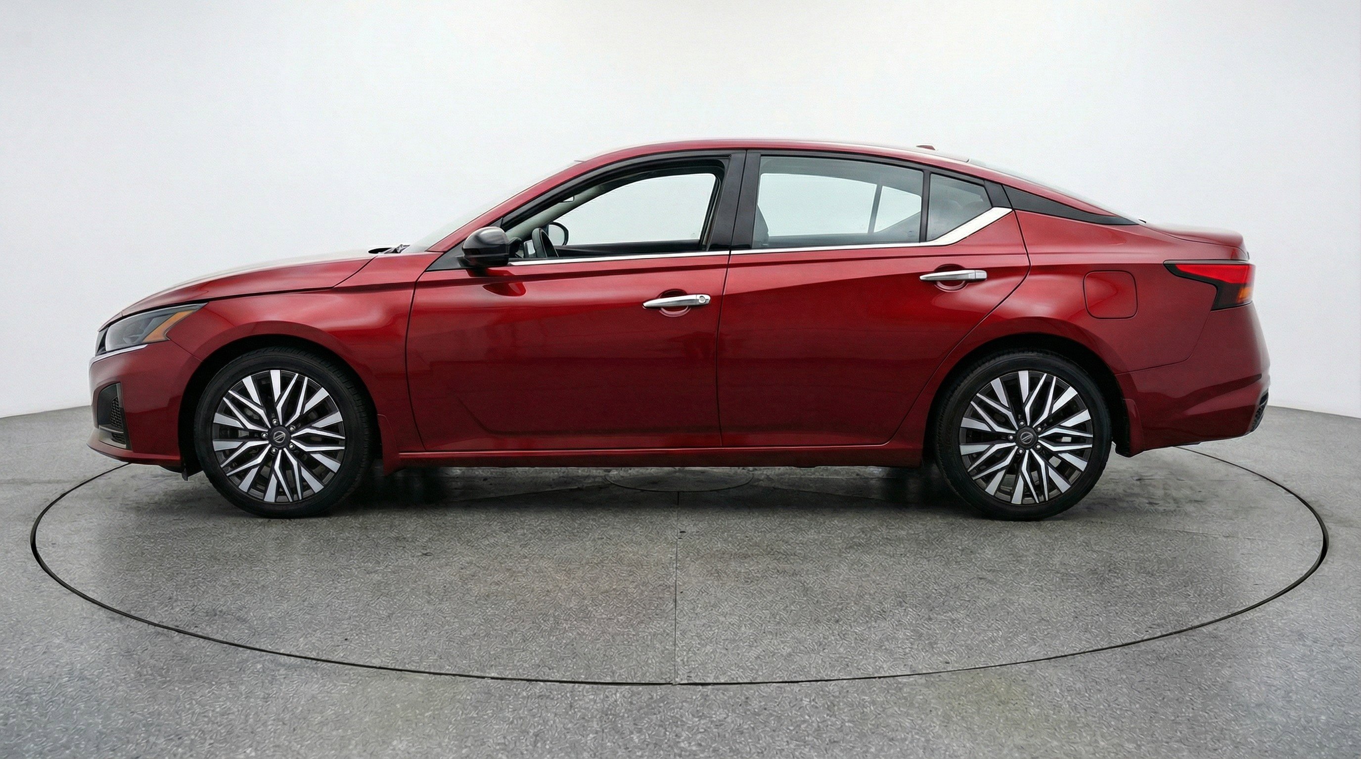 Used 2025 Nissan Altima 2.5 SV FWD image 5