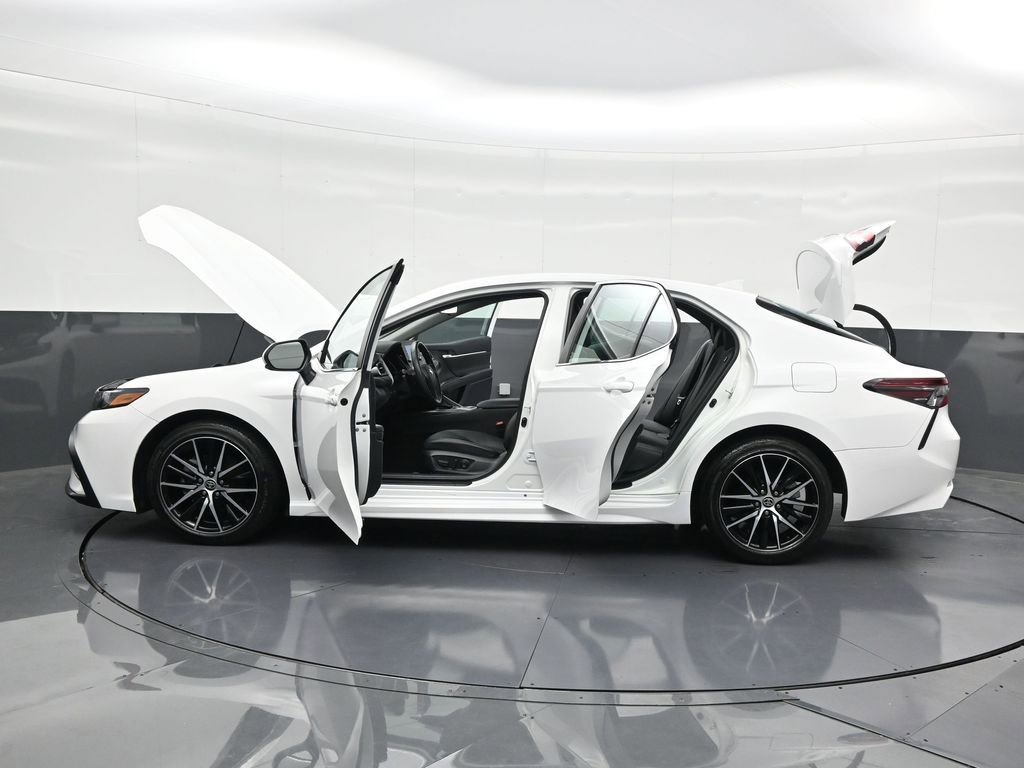 Used 2024 Toyota Camry SE image 33