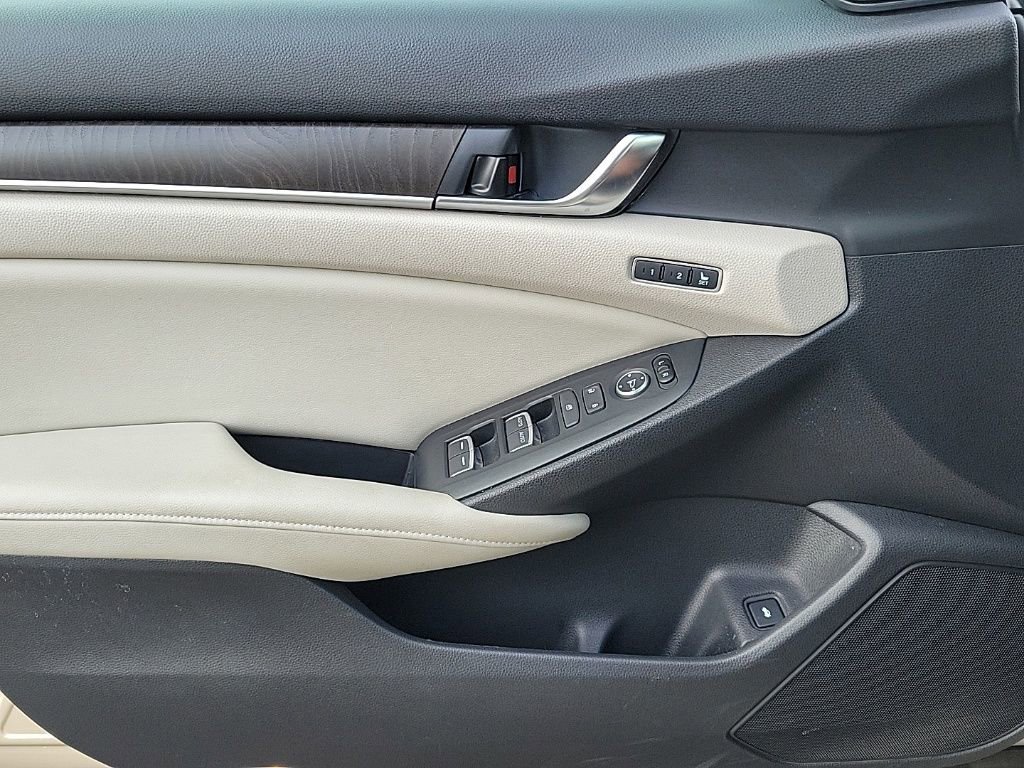 Used 2018 Honda Accord Touring image 25