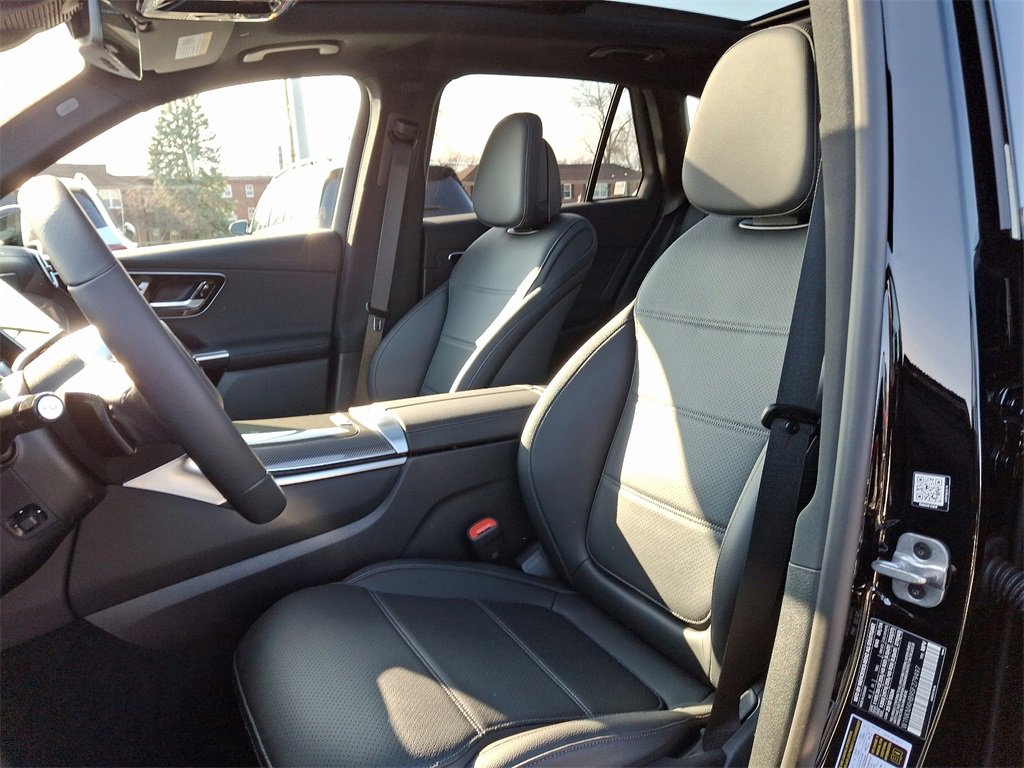 Used 2025 Mercedes-Benz GLC 300 4MATIC image 9