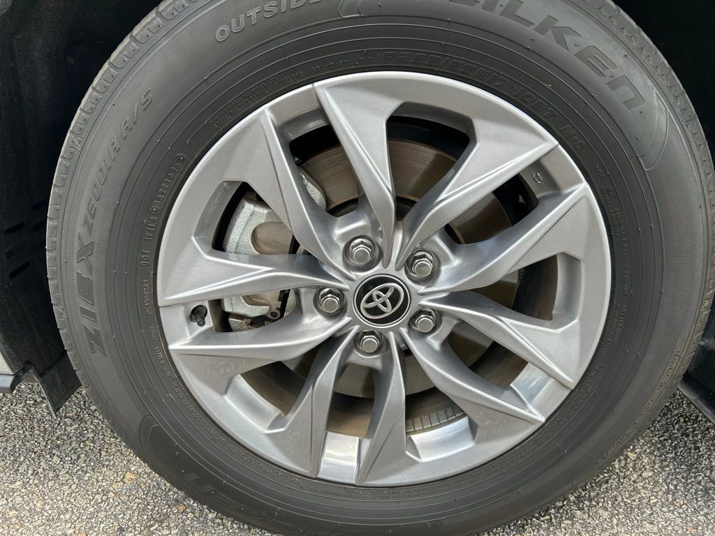 Used 2025 Toyota Sienna XLE FWD image 10