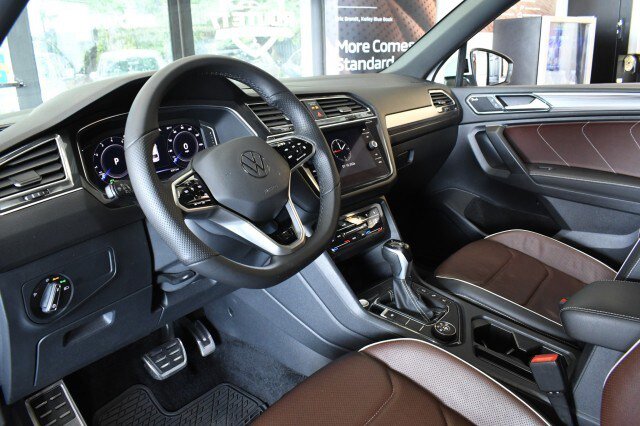 Used 2022 Volkswagen Tiguan SEL R-Line AWD/4WD image 29