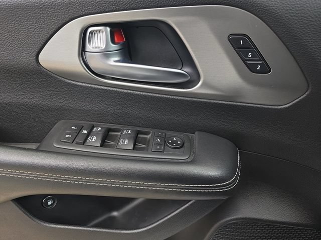 Used 2021 Chrysler Pacifica Limited w/ Uconnect Theater Family Group FWD image 27