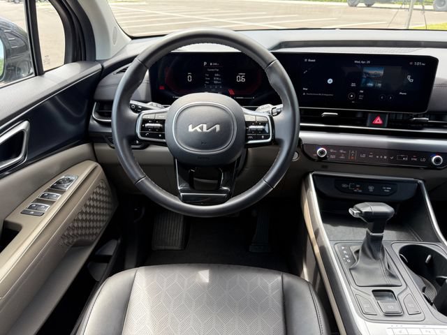 Used 2025 Kia Carnival FWD image 13