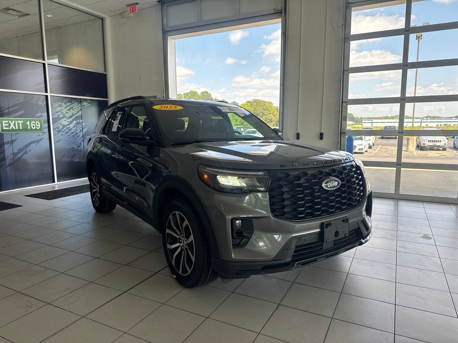 Used 2025 Ford Explorer ST-Line AWD/4WD image 3
