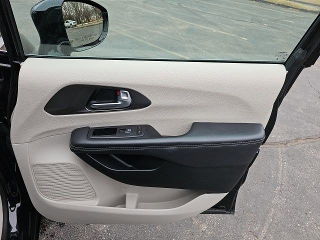 Used 2024 Chrysler Pacifica Touring-L image 15