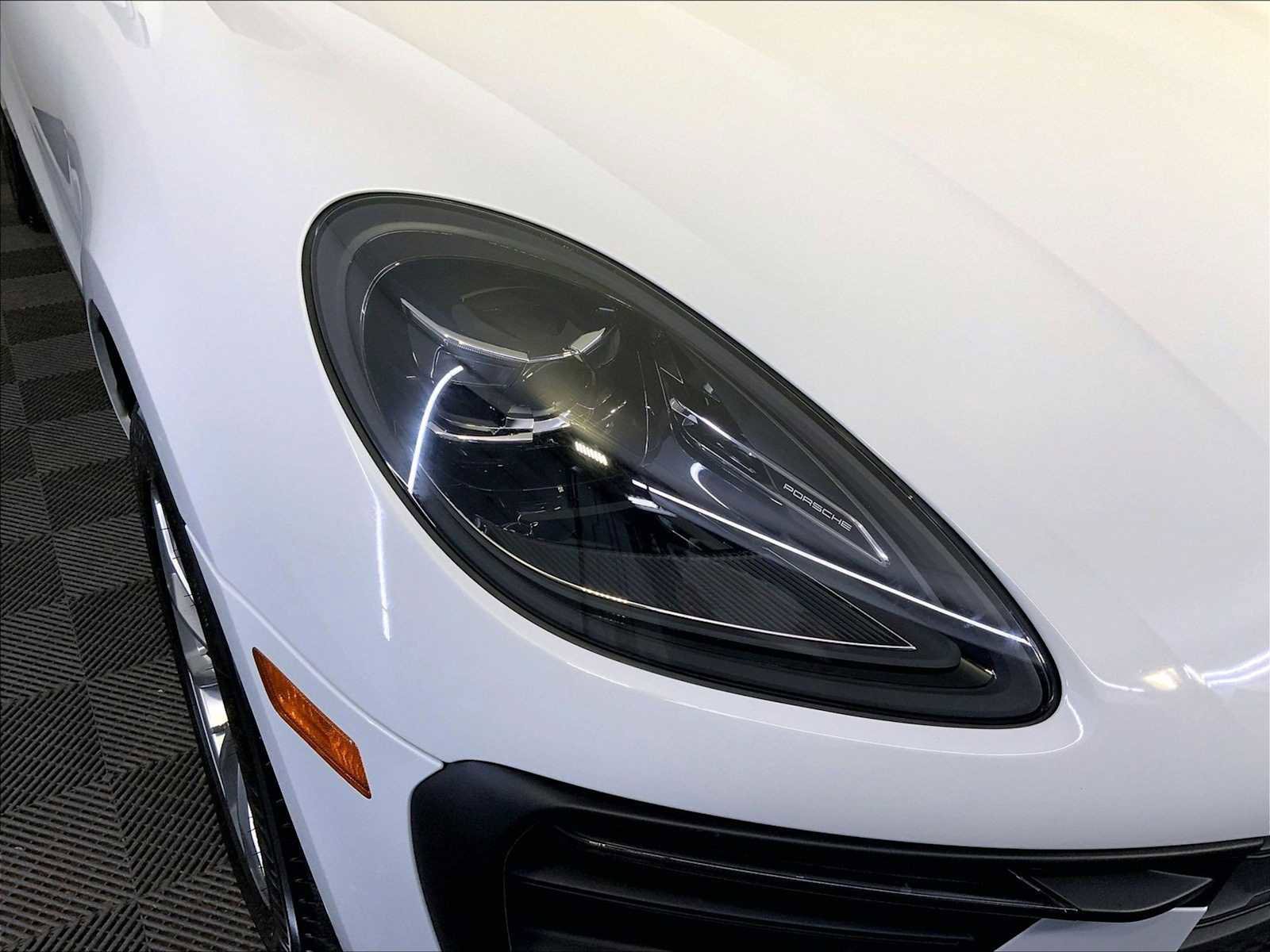 Certified 2025 Porsche Macan image 12