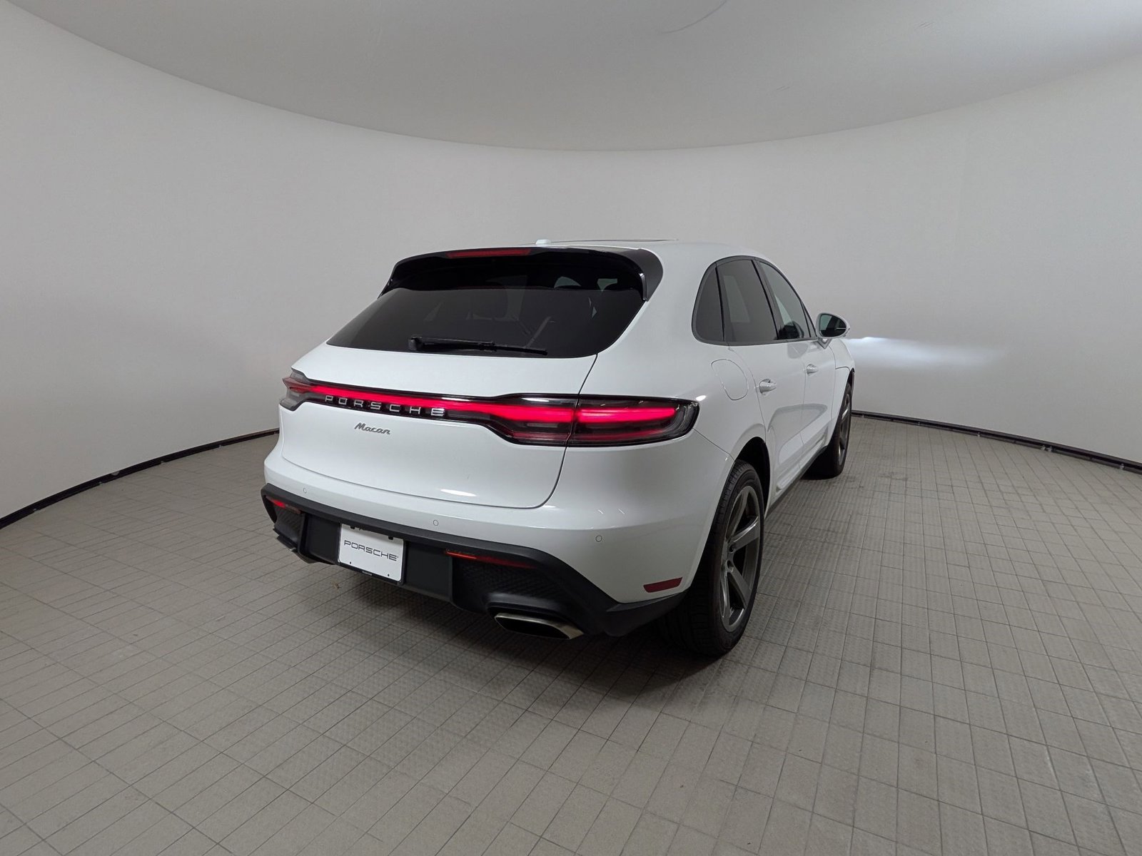 Certified 2025 Porsche Macan AWD/4WD image 22