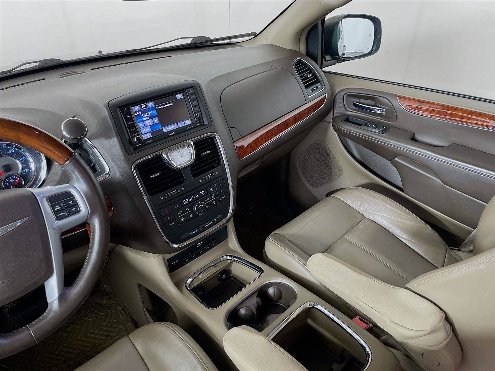 Used 2014 Chrysler Town & Country Limited w/ Luxury Group FWD image 25