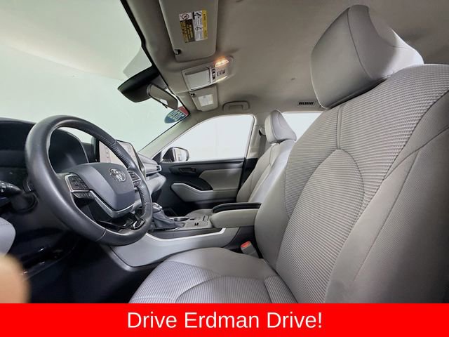 Used 2020 Toyota Highlander LE image 6