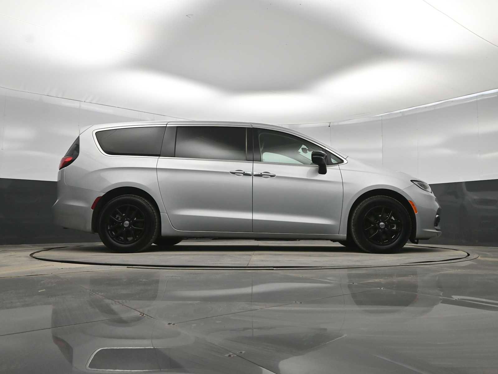 Used 2024 Chrysler Pacifica Touring-L image 38