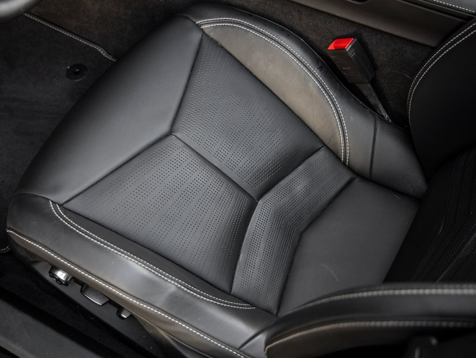 Used 2024 Chevrolet Corvette Stingray Premium Conv w/ Z51 Performance Package RWD image 19