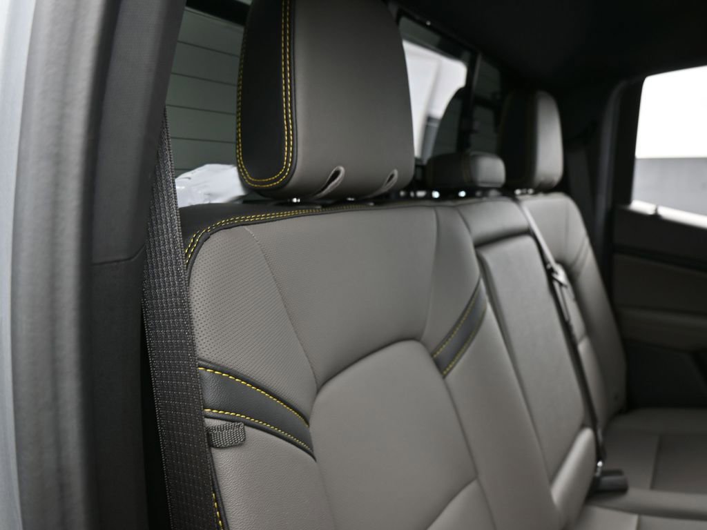 Used 2025 Chevrolet Colorado ZR2 w/ Technology Package AWD/4WD image 45