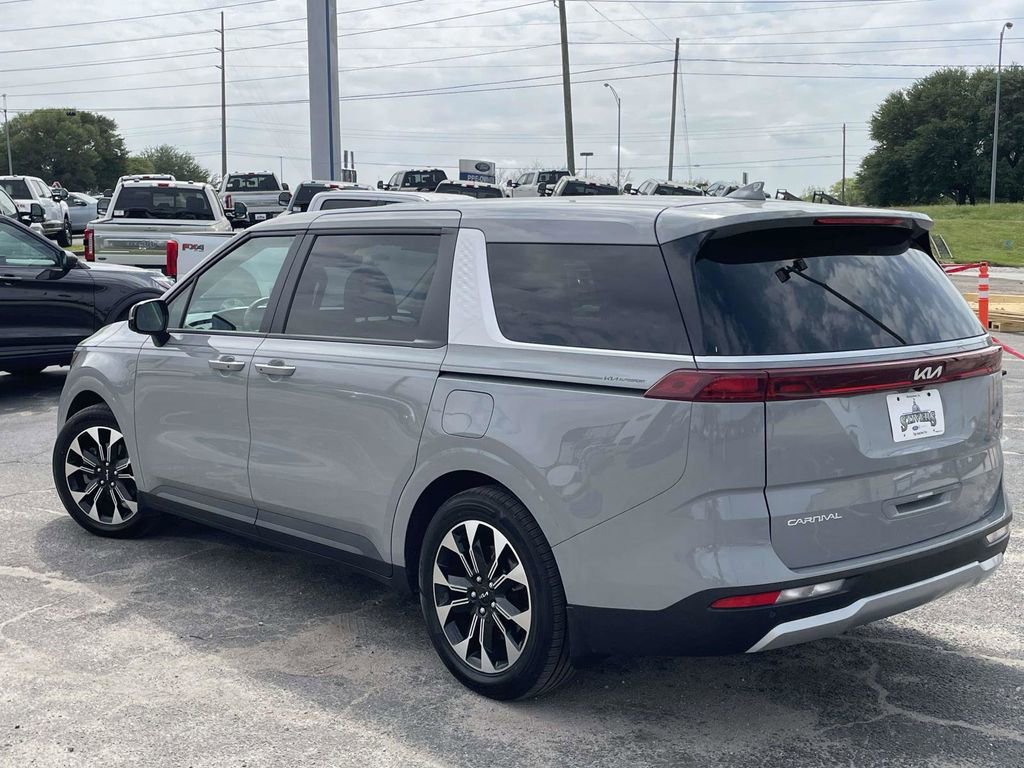 Used 2024 Kia Carnival EX FWD image 5