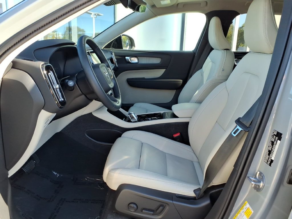 Certified 2024 Volvo XC40 B5 Plus AWD/4WD image 7
