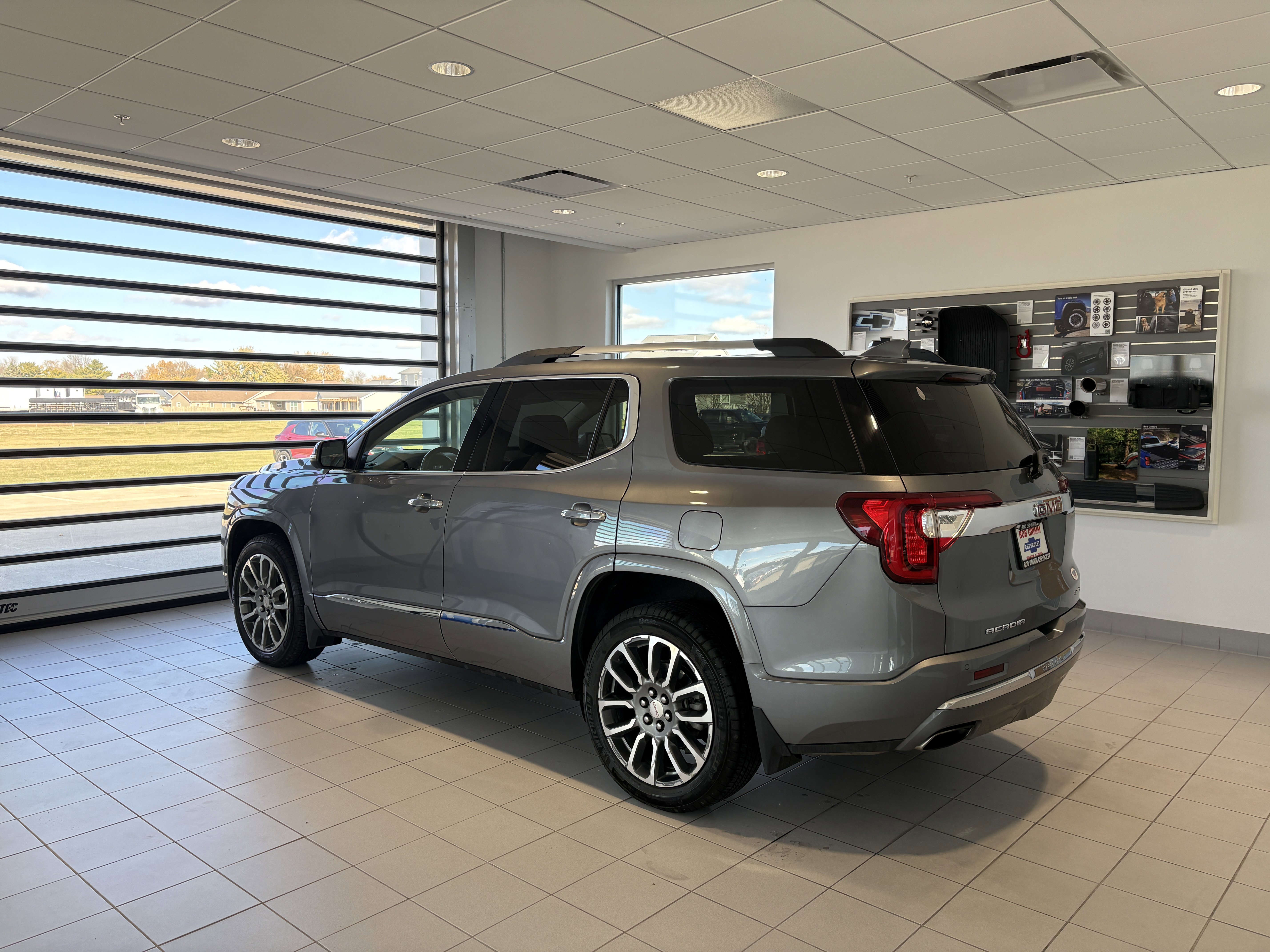 Used 2022 GMC Acadia Denali w/ Denali Ultimate Package image 3