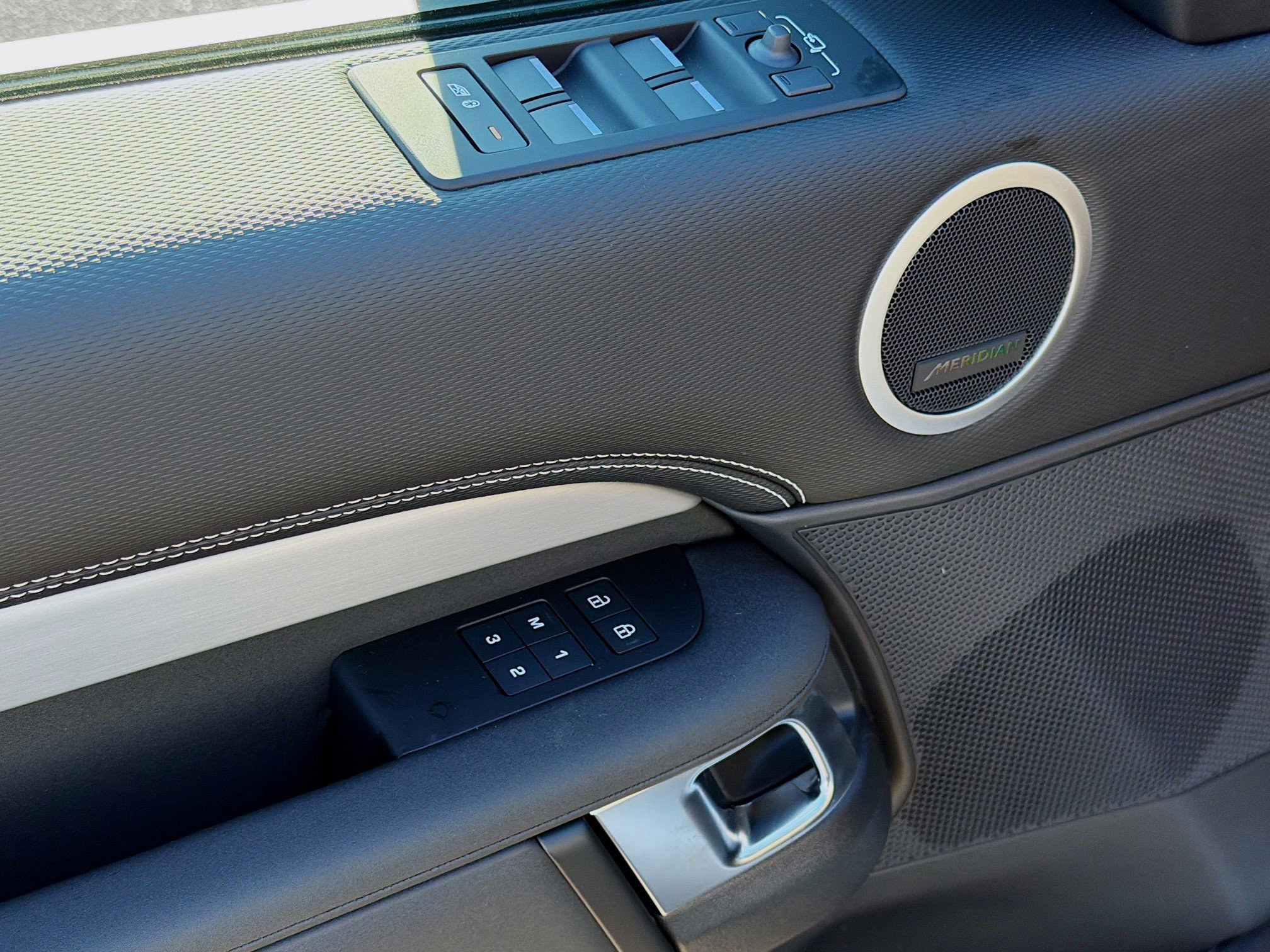 New 2026 Land Rover Discovery Dynamic SE image 23