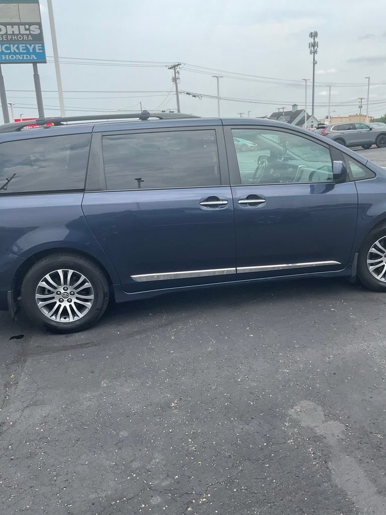 Used 2019 Toyota Sienna XLE w/ XLE Navigation Package FWD image 9